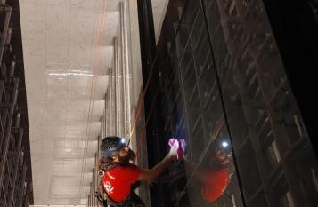 Hotel HILTON di Roma: pulizia vetrate in notturna - 